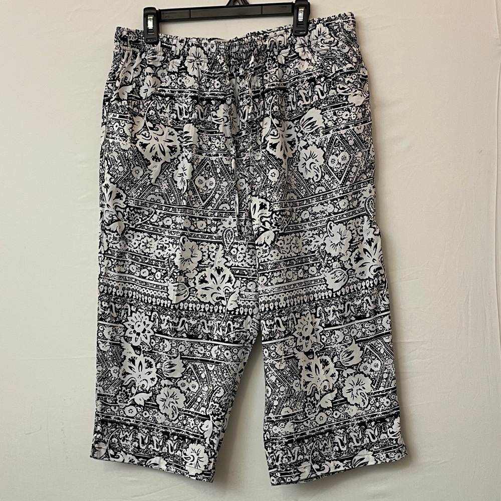Gloria Vanderbilt women’s Size XL Casuals Black & White Printed Capri Pants(J8)”